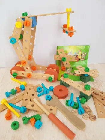 Jeu de construction à visser en bois