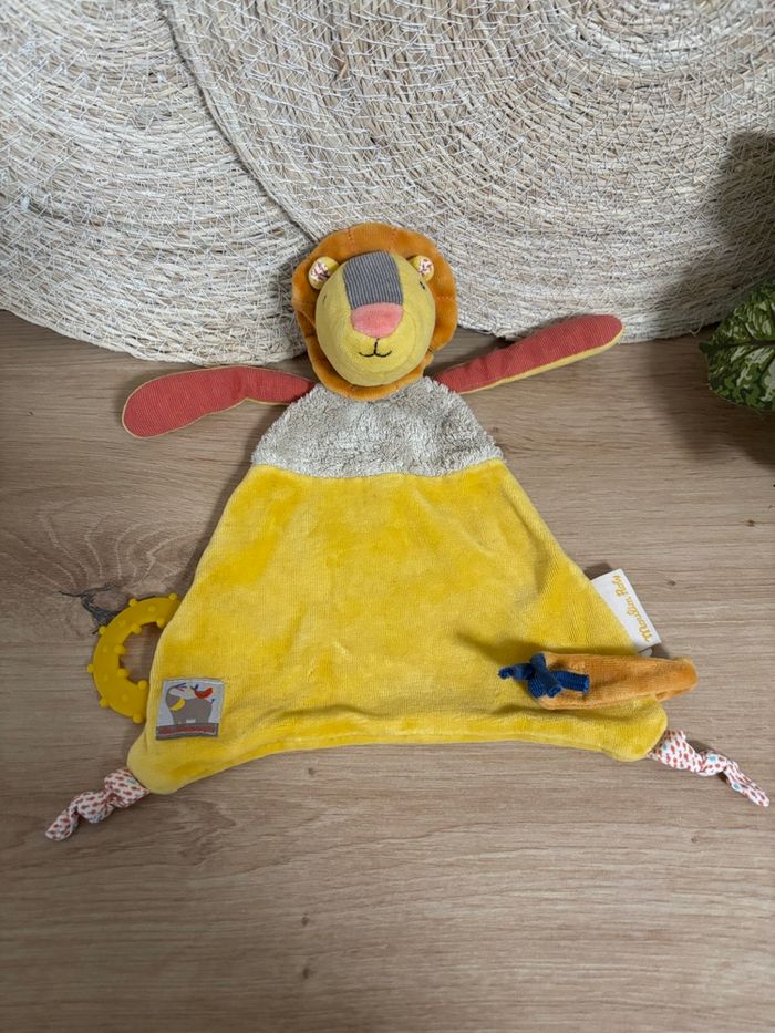 Doudou plat lion jaune dentition les papoum moulin roty