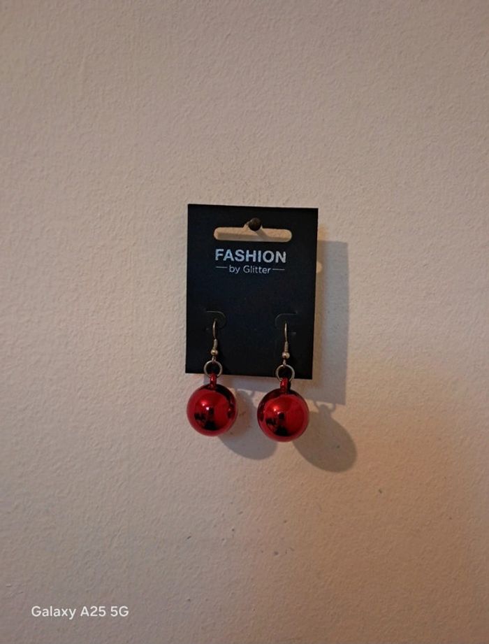 Boucle d oreille boule rouge