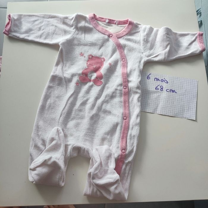 Lot 6 mois: pyjamas, bodies, pull, gilet - photo numéro 2