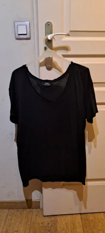 T Shirt noir manches courtes - Marque Bershka - Taille 36 - Bon état.