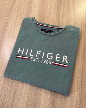 T-shirt Tommy Hilfiger vert pâle - Inscription blanche sur la poitrine – Taille M