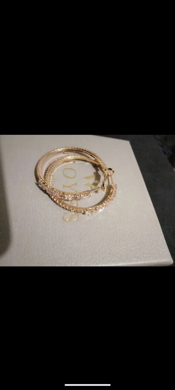 Magnifique paire de grosses créoles en  plaqué or 24 carats sertis de zirconiums. - photo numéro 2