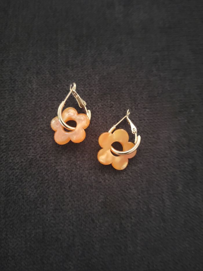 Boucles d'oreilles fleur orange acrylique réfléchissant