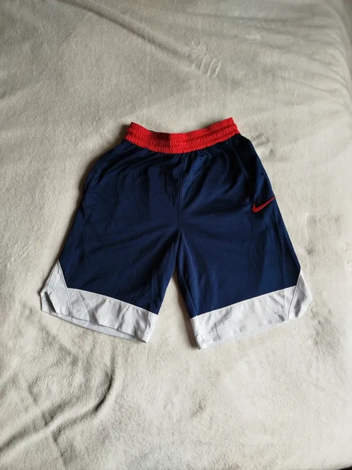 Short de sport Nike avec poches