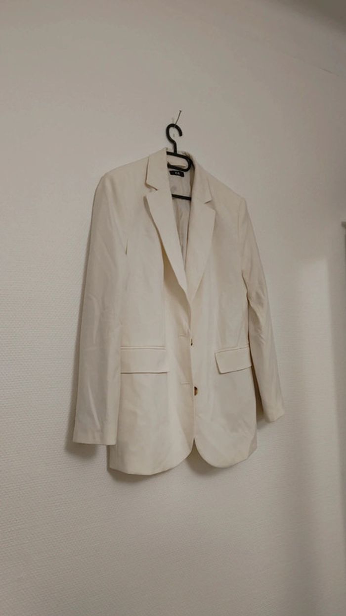 Veste blazer épaulette blanc crème en très bon état pas porté taille 40 - photo numéro 3