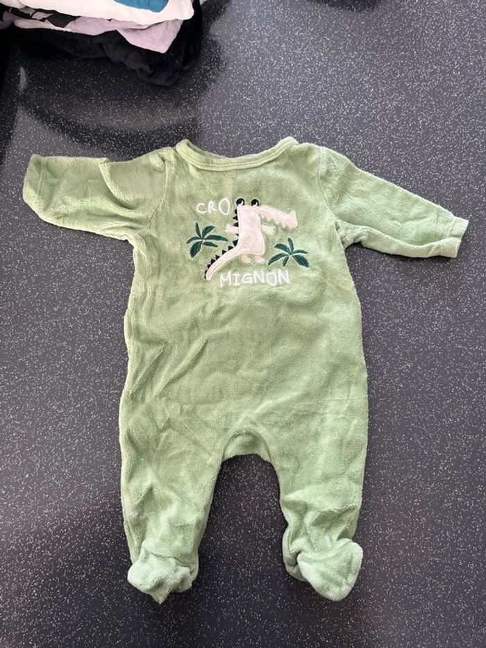 Pyjama taille 1 mois en très bon état
