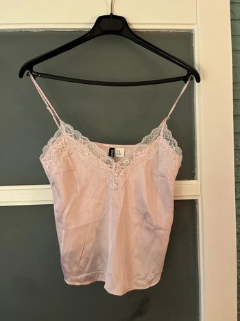 Jolie top rose décolleté dentelle
