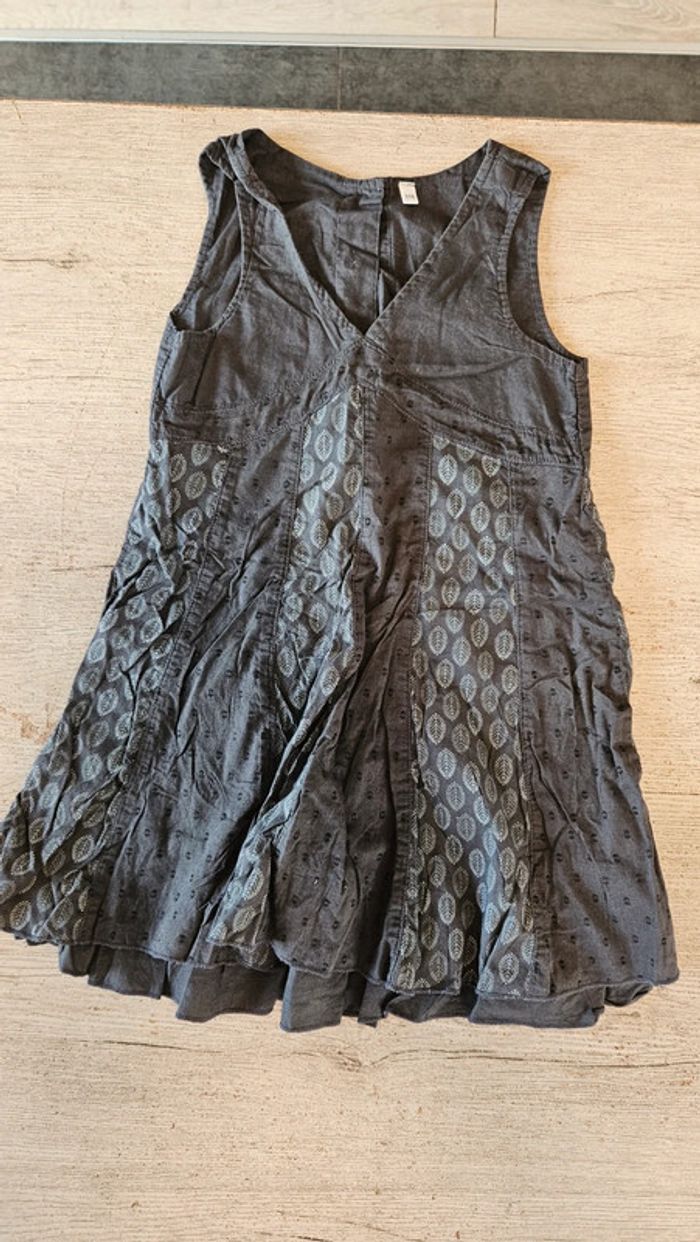 Robe courte grise à dessin gris clair, sans manche, C&A, 6 ans - photo numéro 3