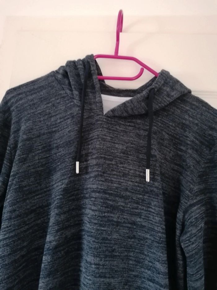 Pull effet tee-shirt dessous neuf avec capuche juste lavé taille L