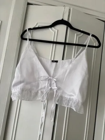 Top satiné blanc