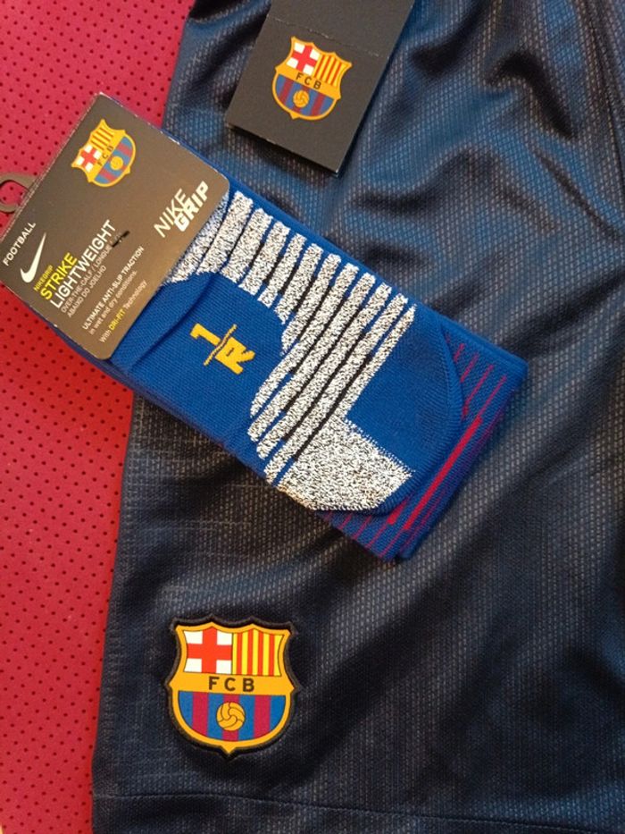 Short de foot FC Barcelone+ chaussettes, Nike Authentique Officiel taille 12/13 ans, Neuf - photo numéro 2