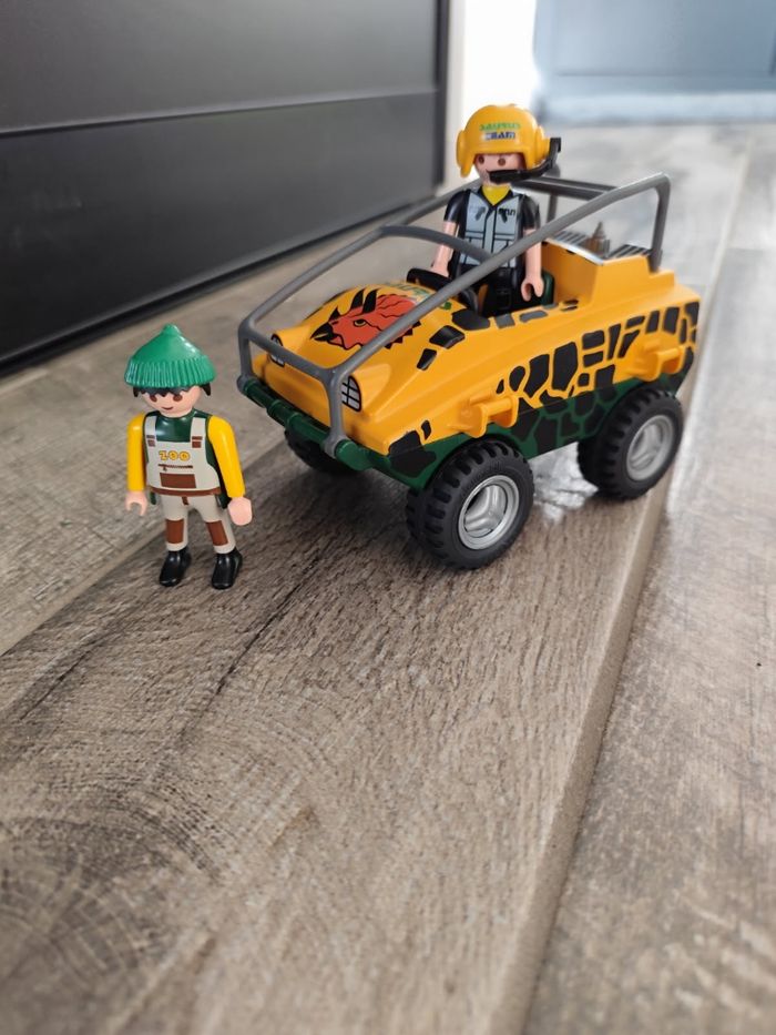 Jeep safari et deux personnages playmobil - photo numéro 2