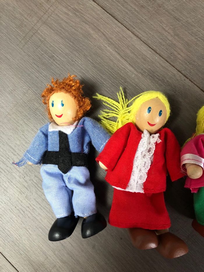 Petite famille de personnages articulés en bois - photo numéro 2