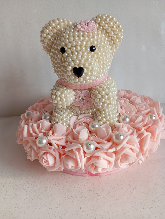Composition florale, ourson en perles