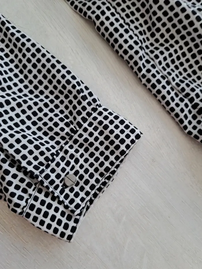 Haut blouse Mango - motif carré - taille XS - décolleté cache-coeur - photo numéro 4