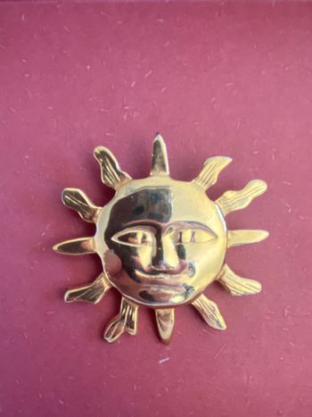 Broche vintage soleil avec visage en métal doré