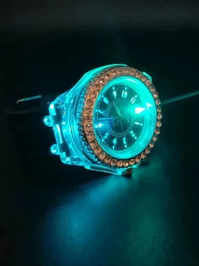 Montre noire lumineuse, style casino - photo numéro 6
