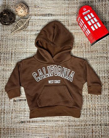 Sweat à capuche marron écrit “California” en blanc taille 6mois