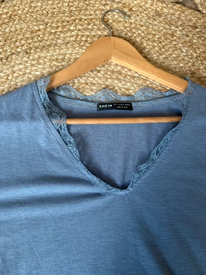 T-shirt bleu et dentelle - photo numéro 3