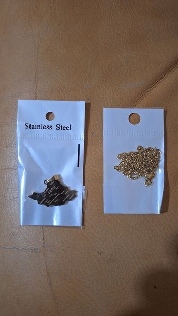 Collier 50 cms couleur or avec carte de l Iran neuf