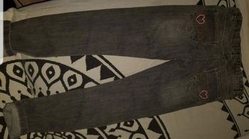 Joli pantalon gris détails roses