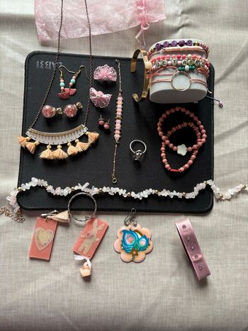 Lot de 21 bijoux rose très bon état à neuf 