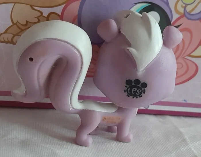 Figurine Littlest Pet Shop Moufette mauve et blanche - photo numéro 2