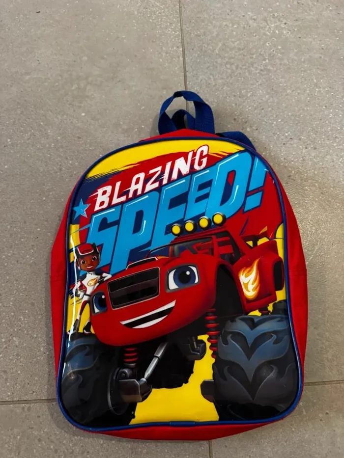 Petit sac à dos Blaze & les monster machines, bon état mais des traces de stylo à l'arrière, 22x28cm