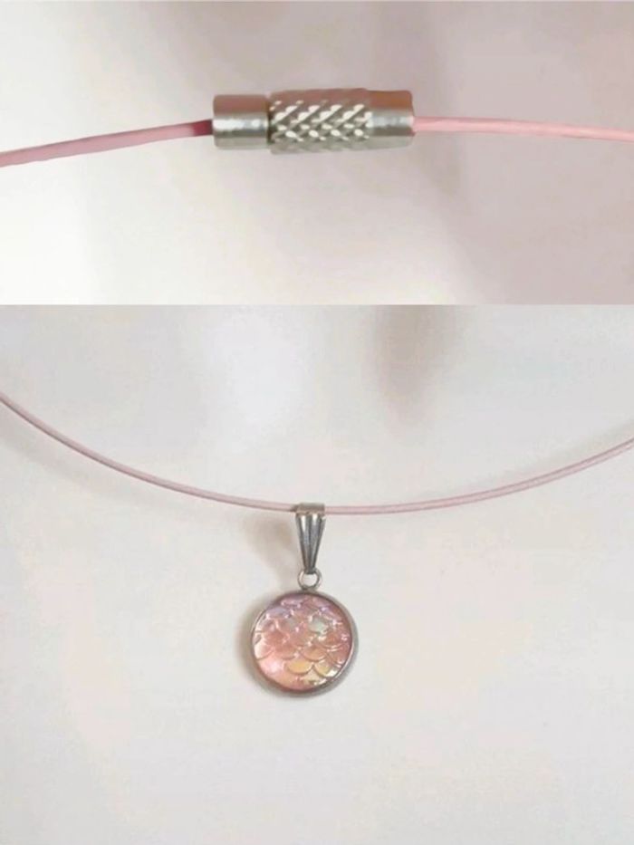 Collier ras de cou pendentif rond rose pastel écaille holographique inox 🇨🇵 Fabrication Artisanale - photo numéro 2