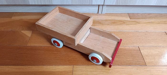 Grosse voiture en bois