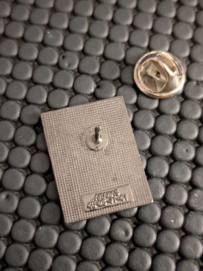 Pin's Film Nikita Besson 1990 - photo numéro 2