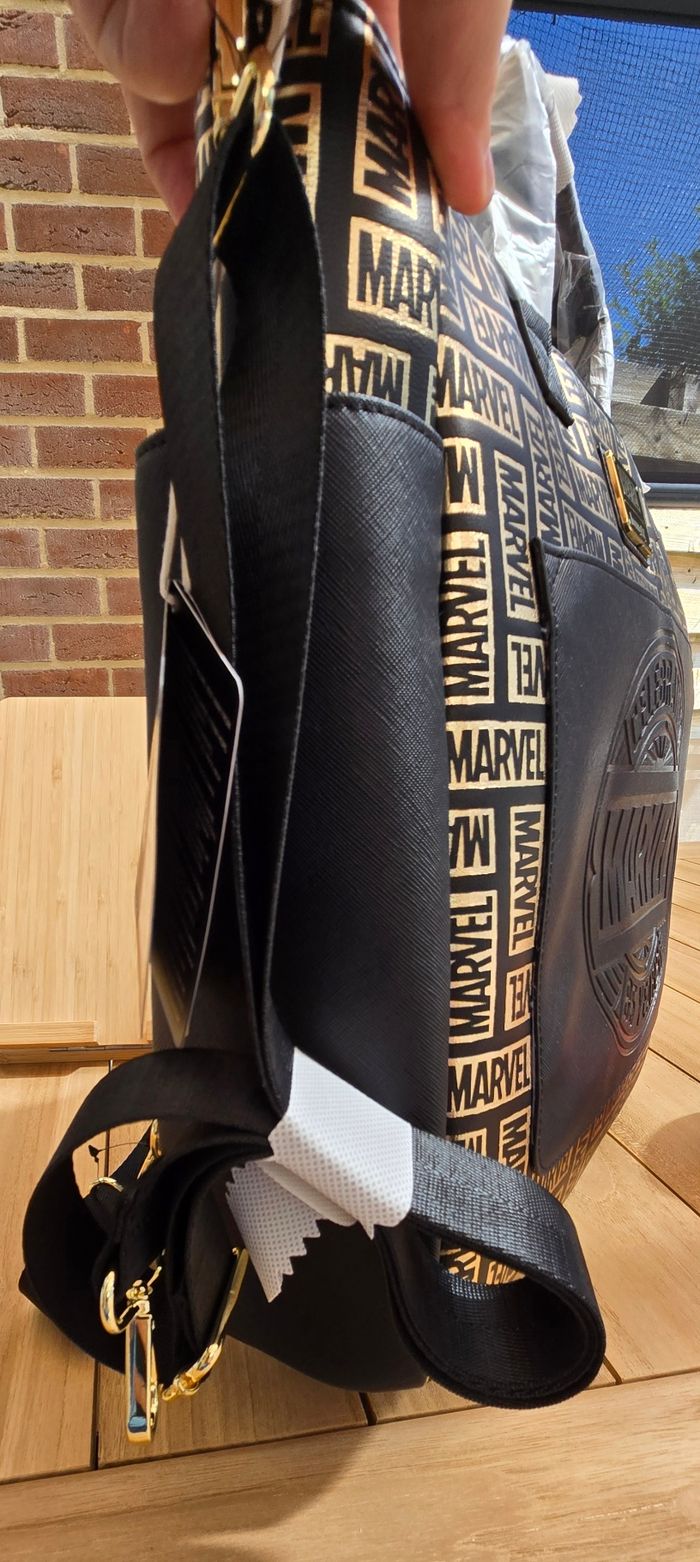 Sac à Dos convertible Marvel Gold Logo Loungefly - photo numéro 5