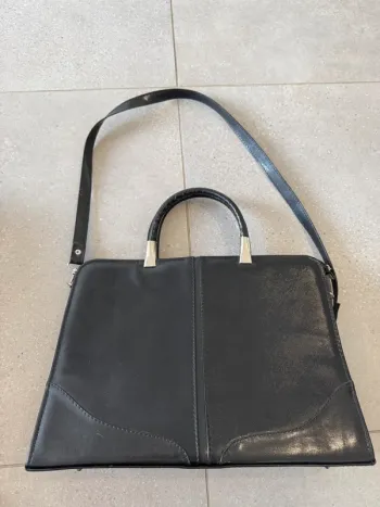 Sac à main noir, bon état mais il y a des traces à l'intérieur ,40x28cm