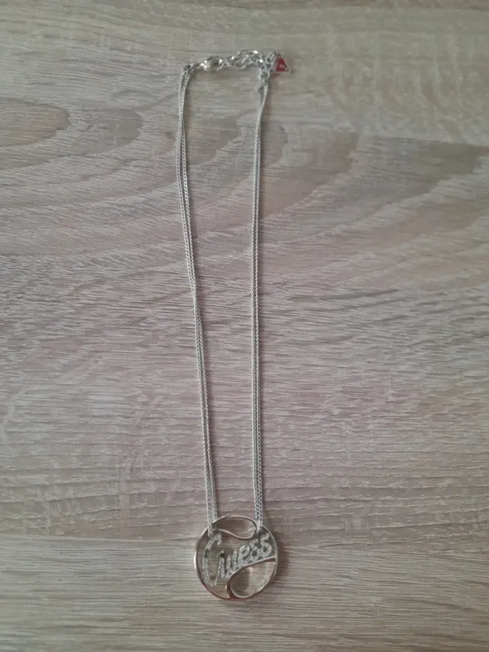 Collier Guess argenté à strass