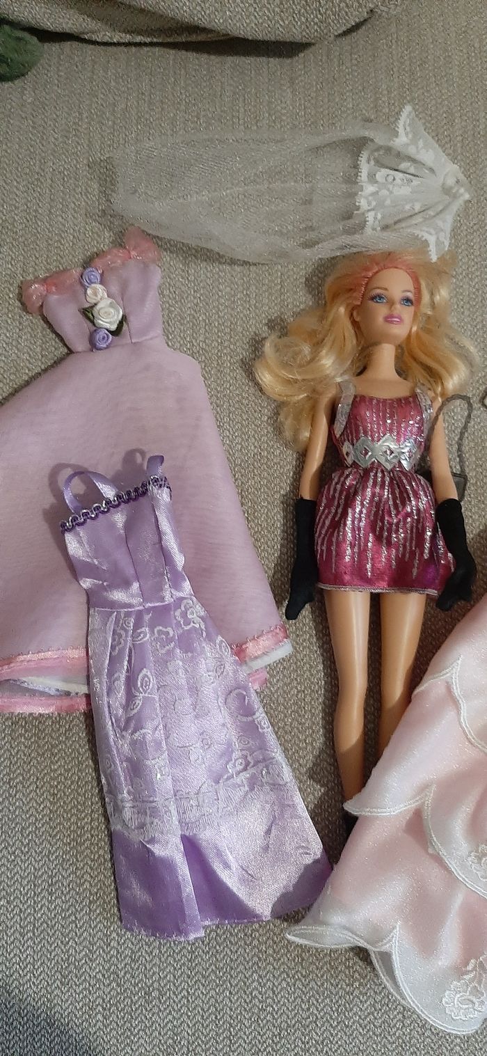 Barbie et robes Barbie Beebs