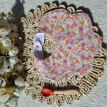 Bavoir forme fleur motif fleurie 3