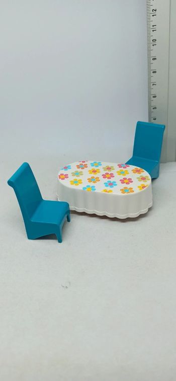 Table drapée fleurie blanche avec chaises bleues playmobil