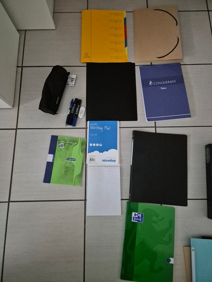 Fournitures scolaires chemise, trieur, trousse, cahier