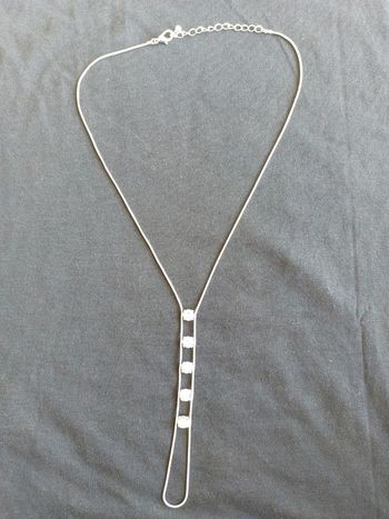 2 colliers avec pendentif