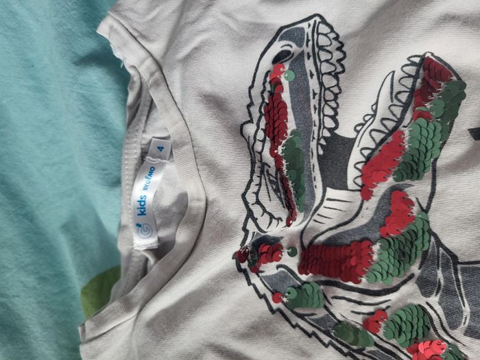 T shirt, un peu marqué au manche devrait partir - photo numéro 3