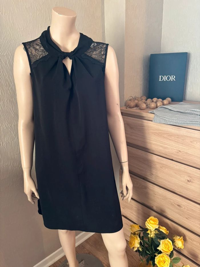 Robe noire et dentelle