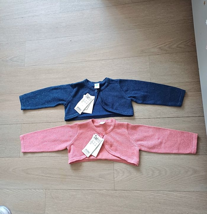 Lot de 2 gilets neuf 12 mois - photo numéro 2