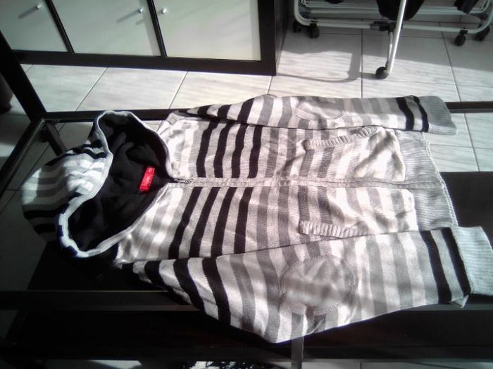 Gilet. TISSAIA. 8 ans