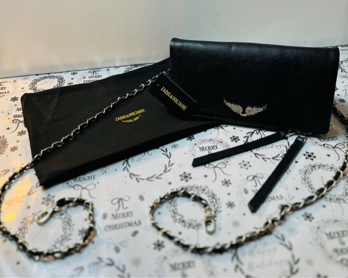 Écharpe Burberry 100% cachemire, motif Iconic Check beige. Dimensions 185 cm × 40 cm. Logo cavalier brodé + étiquette Burberry. État neuf, jamais portée. Livrée avec boîte, sac boutique, carte.  Couleur : Beige / noir / blanc / rouge (check - photo numéro 7