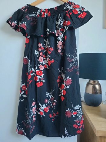 Robe noire à fleurs
