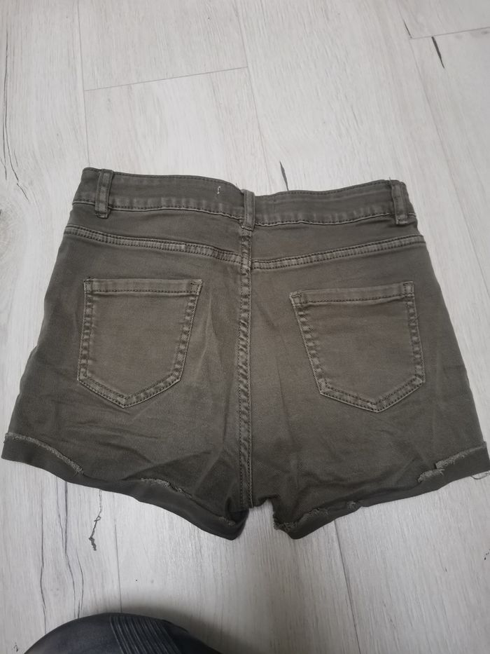 Short déchirée - photo numéro 2