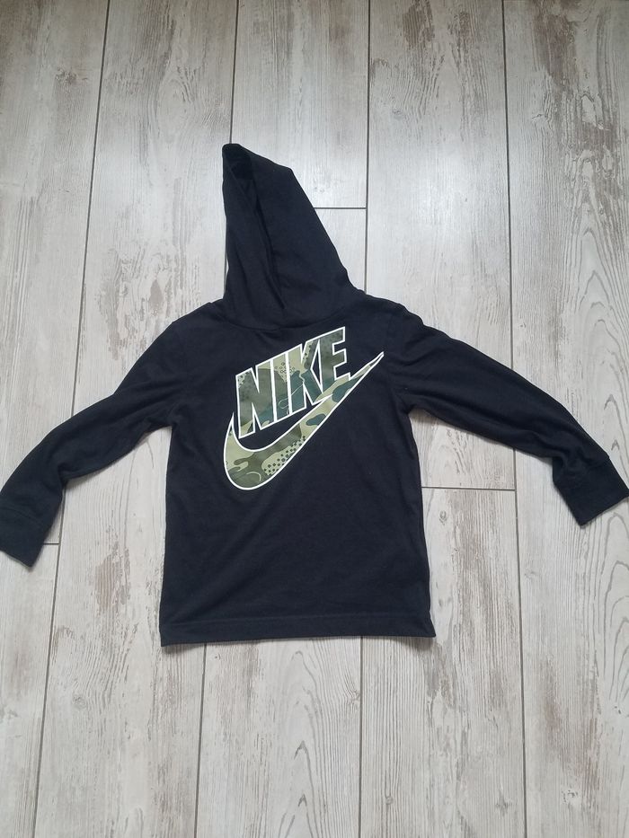 Tshirt noir à  capuche Nike garçon t 4/5 ans tbe
