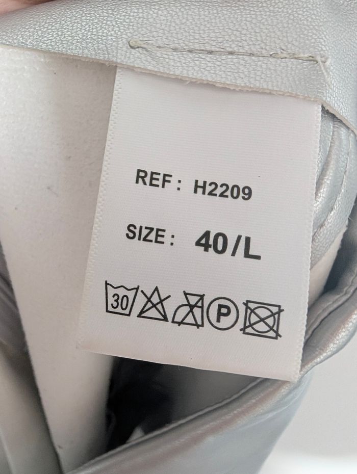 Short argenté effet cuir Oraije Paris – taille 40 (L) Bon état général - photo numéro 7