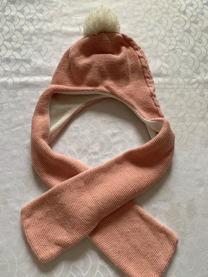 Bonnet avec écharpe intégrée